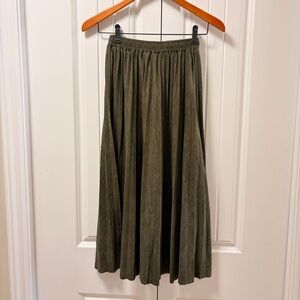 OAK + FORT Pleated Faux Suede Midi Skirt Green – S